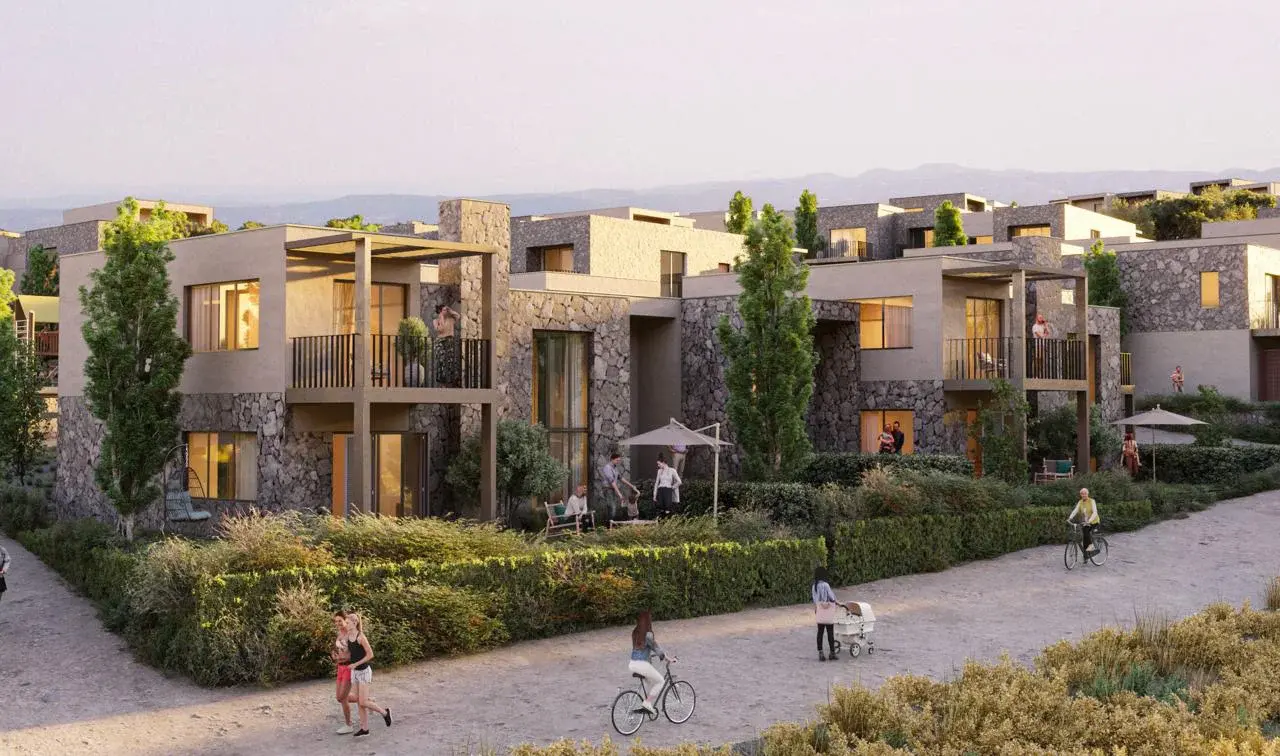 Peyzajlı promenad boyunca teraslı taş rezidans blokları