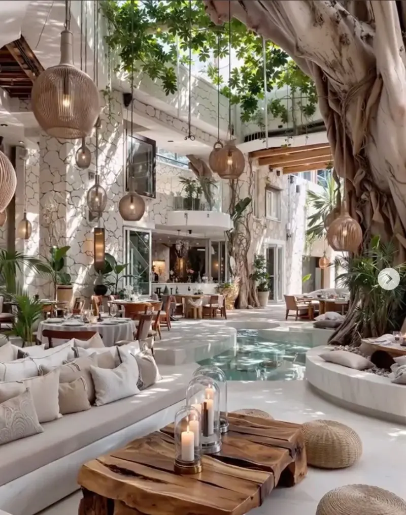 Wellbeing otel avlusu, su öğesi ve büyük ağaç
